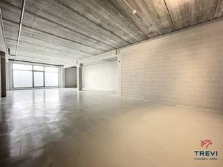 Idéalement située le long de la chaussée de Bruxelles, belle surface polyvalente dans un ensemble immobilier neuf. Parfaitement adaptée pour...