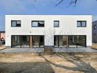 <p><span><u>Mogelijkheid tot aankoop aan verlaagd BTW-tarief (6%)!!!</u></span></p>
<br /><strong>MODERNE, ENERGIEZUINIGE</strong> halfopen nieuwbouwwoning met zonnige tuin, duurzame technieken en <strong>EIGENTIJDSE AFWERKING</strong> biedt u een perfecte combinatie van stijl en comfort. Deze <strong>STRAK ONTWORPEN WONING</strong> op een aangenaam perceel beschikt over een bewoonbare <strong>OPPERVLAKTE VAN 168 M²</strong> en beantwoordt dankzij de <strong>ZONNEPANELEN, WARMTEPOMP EN VLOERVERWARMING </strong>moeiteloos aan de nieuwste energienormen. De open leefruimte is <strong>BIJZONDER LICHTRIJK</strong> door de grote raampartijen en sluit naadloos aan op de <strong>ZONNIGE TUIN</strong>. De moderne keuken <strong>MET CENTRAAL KOOKEILAND</strong> vormt het hart van de woning en is ideaal voor <strong>GEZELLIGE MOMENTEN MET FAMILIE EN VRIENDEN</strong>. Verder vindt u op het gelijkvloers een <strong>PRAKTISCHE BERGING/WASPLAATS</strong>. De eerste verdieping telt <strong>DRIE VOLWAARDIGE SLAAPKAMERS</strong> en een stijlvol ingerichte badkamer. Gelegen in een rustige, landelijke omgeving geniet u hier van de nodige rust, terwijl u <strong>TOCH EEN VLOTTE VERBINDING HEEFT NAAR BRAKEL EN ZWALM</strong>.<br /><br />Adres: Heuvelgem te Brakel-Zwalm<br /><br />P-score: B, G-score: B