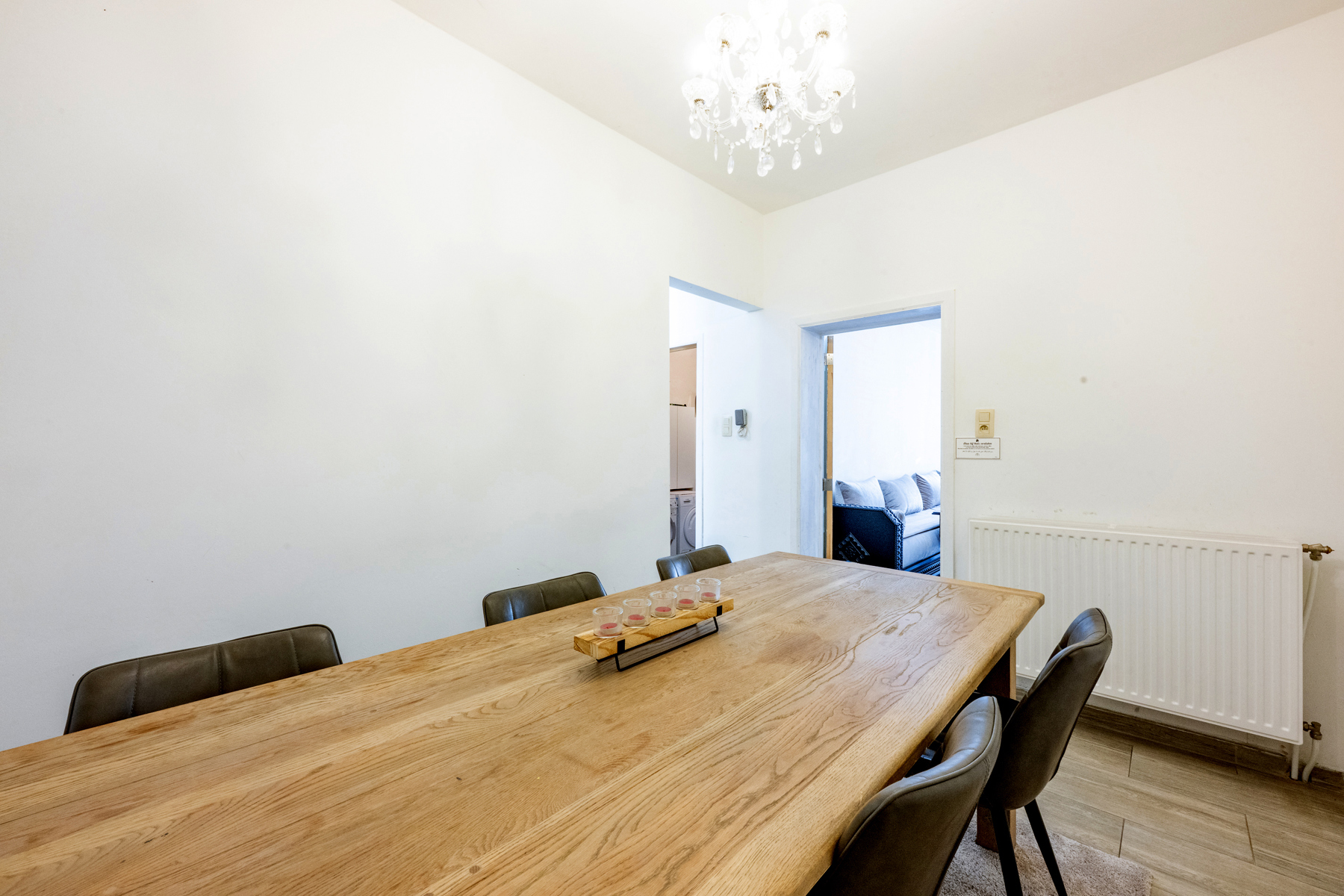 Ruime gezinswoning met 4 slaapkamers en stadskoer. - foto 4