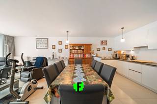 Ben je op zoek naar een instapklaar appartement op een toplocatie? Dan is dit recent en goed onderhouden appartement op de eerste verdieping...