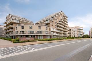 Duplex-appartement gelegen op de 1ste verdieping van de Residentie Calmeyn.<br /><br />Het appartement omvat een lichtrijke leefruimte met een open keuken en een berging.<br />Op de verdieping bevinden zich 2 slaapkamers en een badkamer met ligbad, lavabomeubel en een toilet.<br /> <br />Men geniet er van een prachtig terras met zon vanaf de ochtend tem de avond.<br />Zicht op de duinen en dit alles op 150m van het strand en de Esplanade.<br /> <br />Mogelijkheid tot aankoop van een ondergrondse parking.<br /> <br />Kortom, op zoek naar een instapklaar en lichtrijk appartement?<br />Aarzel niet en plan uw bezoek in.<br /> <br /><strong>Troeven:</strong>
<ul>
	<li>Instapklaar</li>
	<li>Ruim terras</li>
	<li>Elektriciteit conform</li>
	<li>Mooi rendement in verhuur</li>
	<li>Fietsenberging in het gebouw</li>
</ul>