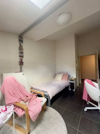 <p><span>Op zoek naar een fijne studentenstudio in Brugge? Deze moderne studio in studentenresidentie Studio 37 combineert comfort met een uitstekende ligging. Je woont op fietsafstand van VIVES Hogeschool en vlak bij HOWEST, KU Leuven Campus Brugge, het station en verschillende winkels en handelszaken. Alles wat je nodig hebt, ligt dus binnen handbereik!</span></p>
<p><span>De studio bevindt zich op de tweede verdieping en beschikt over een eigen badkamer met douche, wastafel en toilet. Daarnaast kan je gebruikmaken van de gemeenschappelijke keuken, ideaal om samen met andere studenten te koken of even bij te praten.</span></p>
<p><span>Ook praktisch zit je hier goed: de residentie beschikt over een fietsenberging en overdekte parkeerplaatsen.</span></p>
<p><span>De studio wordt gemeubeld verkocht. </span></p>
<p><span>Er bestaat bovendien de mogelijkheid om een overdekte parkeerplaats afzonderlijk aan te kopen.</span></p>
<p><span>Benieuwd naar jouw toekomstige studentenkamer in Brugge?</span><span><br /></span><span>Contacteer Beau voor meer informatie of een bezoek via beau@waeyler.be of 0470 54 16 27.</span></p>
