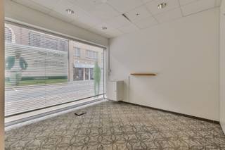 In het centrum van Staden bieden we u deze gelijkvloerse kantoor- of praktijkruimte aan, inclusief 3 autostaanplaatsen gelegen aan de achterzijde...