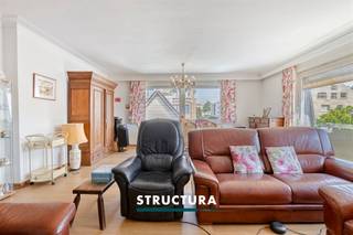 Prachtig, authentiek penthouse-appartement gelegen in een rustige buurt.Het appartement biedt een huiselijke sfeer met open en ruime ruimtes, een unieke en charmante stijl, aangevuld met enkele moderne accenten, zoals de badkamer.De indeling is als volgt: ruime/open inkomhal met vestiaire, lichtrijke en ruime woonkamer, keuken, nachthal, 3 slaapkamers (waarvan de hoofdslaapkamer toegang biedt tot een terras/balkon en slaapkamers met inbouwkasten), apart WC en doucheruimte met inloopdouche.Kenmerken: - Authentiek en gezellig appartement- Kleine mede-eigendom- Praktische en logische indeling- Veel natuurlijk daglicht- Open haard (gezellige sfeer)- Groot schuifraam in de woonkamer geeft toegang tot het balkon, waardoor open ruimte gevoel.- Elektrische installatie conform - Elektrische rolluiken- Instapklaar- Zeer ruime kelder - Ondergrondse parkeerplaats € 25.000- Fietsenstalling - Afvalruimtes- Ideale ligging: rustige en strategische locatie, vlakbij de belangrijke toegangswegen, het openbaar vervoer, scholen, winkels en andere faciliteiten.Meer informatie of een bezichtiging? Neem contact op met STRUCTURA op 02/460 80 46 of via mail op info@structura.be.