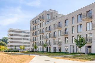 Vous recherchez un lieu de vie moderne et confortable ? Ce bel appartement situé sur le Novaretzpad, dans la partie verdoyante du sud de Gand, offre exactement ce que vous recherchez.<br /><br />Le bâtiment récent est situé dans un parc résidentiel calme où ville et nature se rencontrent en parfait équilibre. L'emplacement est un atout absolu : vous pouvez rejoindre à pied les rives de l'Escaut pour prendre un bol d'air frais, mais grâce à la proximité des autoroutes E40, E17, R4 et R40, vous pouvez également être très rapide partout.<br /><br />À l'intérieur, tout tourne autour de la lumière et de l'espace. Les grandes fenêtres ouvrent complètement l'espace de vie et procurent une merveilleuse sensation d'espace. De plus, vous disposez de trois chambres, d'une cuisine parfaitement équipée et d'une salle de bain. Cerise sur le gâteau, il y a une terrasse commune sur le toit, d'où vous pourrez profiter d'une vue magnifique sur la ville de Gand.<br /><br />Vous avez également la possibilité d'acheter une place de parking pour 45 000€ et un débarras privé au sous-sol pour 7 500€.<br /><br />Vous souhaitez une visite sur place ? Contactez-nous et il nous fera plaisir de le planifier pour vous !<br /><br />Registre des mesures: non