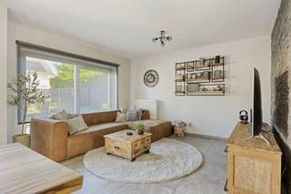 Wie op zoek is naar kwalitatief vastgoed in Limburg, vindt in deze halfopen bebouwing in Kinrooi de ideale gezinswoning. Dit pand combineert ruimte, comfort en een uitstekende ligging in een bijzonder kindvriendelijke buurt.<br /><br />Een van de grootste troeven van deze woning is de energiezuinigheid. Met een EPC-label A en de aanwezigheid van zonnepanelen bent u volledig voorbereid op de toekomst en profiteert u van lage energiekosten. Daarnaast is de woning volledig instapklaar, waardoor u zonder verbouwingszorgen kunt verhuizen. Bovendien is er de mogelijkheid om de woning met enkele kleine aanpassingen uit te breiden door de ruime zolder volledig te benutten.<br /><br />De ligging in Kinrooi is simpelweg perfect voor gezinnen. Op wandelafstand vindt u een leuk speeltuintje, evenals een kleuter-, basis- en eerstegraadschool. Dagelijkse voorzieningen zoals winkels, een bakker en een apotheek liggen eveneens in de directe nabijheid.<br /><br />Indeling: <br />Verdieping 0:<br />- Woonkamer met open keuken <br />- Toilet <br />- Schoonheidssalon, bureauruimte<br />- berging<br />- Tuin <br />- Tuinberging<br /><br />Verdieping +1<br />- Badkamer <br />- 3 slaapkamers<br />- Berging <br /><br />Verdieping +2<br />- Zolderruimte <br /><br /><br />De eigendom wordt aangeboden via de Pre-sale formule. Op 29/08/2026 tussen 09:00 en 11:00 kan u het huis op afspraak komen bezichtigen en een bod uitbrengen. De vermelde prijs is een instelprijs. Voor meer info, gelieve contact op te nemen met de dossierverantwoordelijke.<br /><br />Bestuursmaatregelen in het maatregelenregister: nee