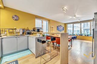 Nous avons le plaisir de vous présenter cet appartement deux chambres situé à Bruxelles, rue Saint-Pierre 63, au sein d’un immeuble moderne construit en 2009. Au 1er étage sur 9, ce bien offre une surface habitable de 101m² (PEB). L’appartement se compose d’un agréable séjour de 26m² avec cuisine ouverte entièrement équipée de 11m², créant un espace de vie convivial et lumineux. Deux chambres (17m² et 12m²). Salle de bains de 9m²avec douche et bain. Toilette séparée. Buanderie séparée. Chauffage avec pompe à chaleur individuel, boiler électrique pour l’eau chaude de la salle de bains et un chauffe-eau dédié à la cuisine. Châssis en aluminium avec double vitrage. L’immeuble dispose d’un ascenseur conforme. La copropriété met à disposition une vaste terrasse commune de ±120m² sur le toit, offrant un véritable espace extérieur. Les charges mensuelles s’élèvent à ±180€ pour l’appartement (syndic, concierge, entretien, assurance…). Les consommations d’eau et de chauffage sont individuelles. Possibilité d'acquérir un emplacement de voiture dans l'immeuble. PEB E+. L'appartement est loué. Idéalement situé à proximité immédiate des commerces et commodités, tout en bénéficiant d’une rue peu fréquentée et très calme. Il est très bien desservi par les transports en commun, avec plusieurs lignes de bus à proximité ainsi que le métro Rogier. IDEAL POUR TOUS.