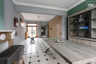 <p>Op een interessante locatie in Oostakker bieden wij deze te renoveren gesloten woning met apart verhuurbare studio, garage en stadstuint te koop aan – een uitgelezen kans voor wie kangoeroewonen zoekt of een deel van de woning wil verhuren voor extra inkomsten, zonder in te boeten aan privacy.<br />Een belangrijke troef van dit pand is de praktische toegankelijkheid: naast de voordeur is er ook een achteringang waarlangs het perceel bereikbaar is, en de garage is eveneens vlot bereikbaar via deze achterzijde. Dat maakt het eenvoudig om de studio en de hoofdwoning volledig gescheiden te laten functioneren, terwijl de tuin desgewenst gedeeld kan worden tussen beide partijen.<br /><br />De hoofdwoning omvat op het gelijkvloers een inkomhal, een ruime leefruimte, een ruime basiskeuken, een badkamer met twee lavabo's, een bad en toilet, en een wasplaats/berging. Op de eerste verdieping bevinden zich een nachthal, twee ruime slaapkamers en een kleinere slaapkamer. De tweede verdieping biedt een ruime, nog in te richten zolderkamer met extra potentieel.<br /><br />De volledig afzonderlijke studio – bereikbaar via de eigen achteringang – beschikt over een eigen leefruimte met keuken, een slaapkamer en een badkamer met lavabo, douche en toilet. Ideaal dus om zelfstandig te verhuren en een mooi rendement te genereren, terwijl de bewoners van de hoofdwoning volledig hun privacy behouden.<br /><br />Beschikbaar bij akte, contacteer Top Vastgoed op 0475 700 700 voor een bezoek.</p>