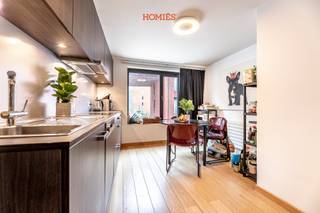<span>Graag presenteren we dit charmant appartement gelegen op een absolute toplocatie in het centrum van Leuven, op een steenworp afstand van het Stadspark en het historisch centrum. </span>Het appartement bevindt zich op de eerste en tweede verdieping en beschikt over een volledig uitgeruste keuken met eetruimte en vaatwasmachine, aansluitend een gezellige woonkamer met grote raampartijen die zorgen voor veel licht en een ruimtelijk gevoel. Een verdieping hoger bevindt zich de slaapkamer met ensuite badkamer. Het appartement wordt gemeubileerd verhuurd en is beschikbaar vanaf 21 december. De maandelijkse huurprijs bedraagt €1.095, internet is inbegrepen, nutsvoorzieningen verlopen via aparte meters op eigen naam. Interesse? Contacteer ons via info@homies.be!