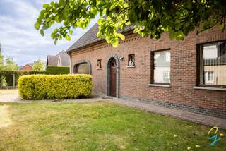 Zeer solide te renoveren woning met grote tuin te koop in Dendermonde!<br />Deze ruime woning biedt een enorm potentieel.<br />De woning beschikt op het gelijkvloers over een ruime woonkamer, keuken, berging, wasplaats en ruime garage.<br />De eerste verdieping biedt 3 ruime kamers en een badkamer.<br />Voor de woning is de renovatieplicht van toepassing.<br />De grote tuin is een extra troef.<br />Graag een bezoek ter plaatse? <br />Contacteer Tom op 0471 59 40 43 of mail naar tom@cornelis-goeman.be