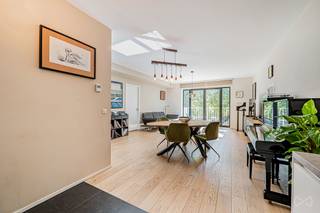 ✨ SCHAARBEEK | VOLTAIRELAAN 48<br /><br />Informatie en bezoeken met Frédéric Top via 0472 34 44 08<br /><br />🏡 115 m² comfort, licht en moderniteit<br /><br />Een echte coup de cœur voor dit prachtige appartement met 2 slaapkamers + bureau, gelegen op de 4e verdieping van een recente residentie uit 2019.<br /><br />Dit doorzonappartement baadt in het licht en biedt een bijzonder aangename woonkwaliteit:<br /><br />✨ 115 m² bewoonbare oppervlakte<br />🛏️ 2 slaapkamers + 1 bureau<br />🛁 1 badkamer + 1 douchekamer<br />🌿 Balkon van ± 4 m²<br />🚗 Privéparking als extra optie aan €40.000<br />📦 Grote kelder van ± 6 m²<br />☀️ Driedubbele beglazing<br />⭐ Kwalitatieve afwerking<br />🔥 EPC A-<br /><br />En vooral… geen werken nodig: u hoeft alleen maar uw koffers neer te zetten en meteen te genieten van uw nieuwe thuis.<br /><br />Een modern, lichtrijk en perfect onderhouden appartement in een recente residentie, in het hart van Schaarbeek.<br /><br />📍 Voltairelaan 48 – 1030 Schaarbeek<br /><br />👉 Een echte parel die u snel moet ontdekken.<br /><br />📩 Interesse in een bezoek? Neem contact op met Bruxelles Europe via 02/478.67.49<br /><br />#Schaarbeek #Brussel #VastgoedBrussel #AppartementBrussel #AppartementTeKoop #WeInvest #WeInvestBruxellesEurope #Voltairelaan #CoupDeCoeur #Vastgoed #BrusselVastgoed