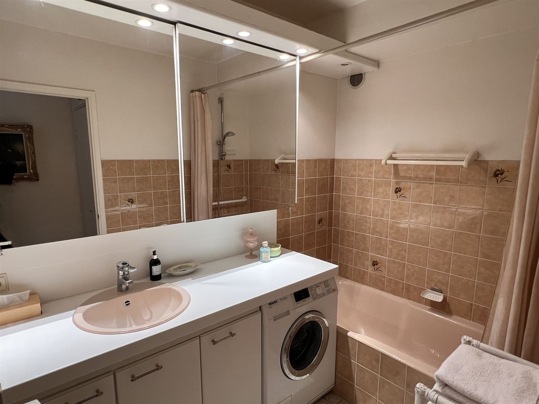 Appartement de 2 chambres bien entretenu avec place de parking - photo 5