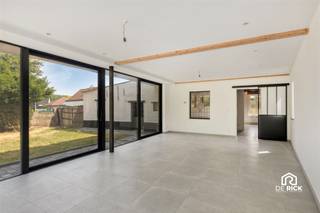 WELKOM IN AFFLIGEM: EEN UNIEKE HOEVE MET MODERNE ARCHITECTUUR EN EEN PRACHTIGE RUIME TUINDeze volledig vernieuwde hoeve combineert op een stijlvolle manier de charme en authenticiteit van een karaktervolle woning met het comfort en de architecturale uitstraling van een moderne nieuwbouw. Dankzij de doordachte indeling, royale leefruimtes en prachtige lichtinval is dit een bijzonder aangename en veelzijdige gezinswoning.Bij het binnenkomen verwelkomt de inkomhal u met een apart gastentoilet. Vervolgens komt u in de volledig ingerichte keuken, afgewerkt met kwaliteitsvolle materialen en voorzien van alle nodige comfort. Aansluitend bevindt zich de ruime woonkamer in de moderne achterbouw. De indrukwekkende raampartijen zorgen hier voor een overvloed aan natuurlijk licht en bieden een prachtig zicht op de prachtige tuin.Op het gelijkvloers bevinden zich daarnaast een eerste slaapkamer, een badkamer, een praktische wasplaats en een extra berging.De eerste verdieping beschikt over een ruime en veelzijdige nachthal. Deze ruimte kan perfect ingericht worden als bureau, hobbyruimte of extra opbergruimte. Verder bevindt zich hier nog een volwaardige slaapkamer, een compacte slaapkamer/bureau en een tweede badkamer.Een absolute troef van deze woning is de uitzonderlijk ruime opslagruimte van maar liefst circa 100 m². Deze ruimte biedt tal van mogelijkheden en kan onder meer dienstdoen als garage, werkplaats, hobbyruimte of extra opslagruimte.Ook parkeergelegenheid is hier ruimschoots aanwezig. Dankzij de twee afzonderlijke opritten kunnen er samen maar liefst vijf wagens worden geparkeerd.De woning verkeert in uitstekende staat en is volledig instapklaar. Ze is voorzien van dubbele beglazing en wordt verwarmd via een condenserende aardgasketel. Ook buiten geniet u van een bijzonder aangename omgeving. De fraai aangelegde tuin is zuidwestelijk georiënteerd, waardoor u zowel in de tuin als in de woonkamer volop kunt genieten van natuurlijk zonlicht.Een unieke woning voor wie op zoek is naar ruimte, comfort en karakter, gecombineerd met een moderne architecturale uitstraling.