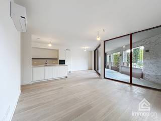 PLUSPUNTEN VAN HET PROJECT:<br />+ zongerichte oriëntatie<br />+ groene omgeving<br />+ grote terrassen<br />+ ruime appartementen<br />+ exclusiviteit ten top<br />+ energieneutraal<br />+ dakterrassen en groendaken<br />+ ventilatie D<br />+ warmtepomp lucht/water<br />+ vloerverwarming<br /><br />AANNEMERS:<br />+ keuken: Sleurs & Vangompel<br />+ badkamer: Facq<br />+ vloeren: 4D tegels<br /><br />FINANCIERING:<br />Opgelet: voor woningen gelegen in België zijn enkel Belgische hypotheken mogelijk. Maak tijdig een afspraak zodat u zich op voorhand kan bevragen over de mogelijkheden.<br />Kandidaat-kopers die hun financiële plaatje al hebben voorbereid, wekken altijd meer vertrouwen.<br /><br />SUCCESVOL VERKOPEN?<br />Dankzij succesvolle transacties zijn wij steeds op zoek naar nieuw aanbod. Overweegt u te verkopen of te verhuren? Informeer vrijblijvend naar onze werkwijze.<br /><br />HOUD ME OP DE HOOGTE:<br />Niet gevonden wat u zocht? Schrijf u gratis in op onze website zodat u vrijblijvend op de hoogte wordt gebracht van nieuw aanbod: https://www.immosign-plus.be/nl/hou-me-op-de-hoogte/<br /><br />Wilt u graag meer weten over deze instapklare luxueuze appartementen? Contacteer ons dan voor vrijblijvende info op +32 89 87 03 67 of elke@immosign-plus.be. Tot binnenkort?