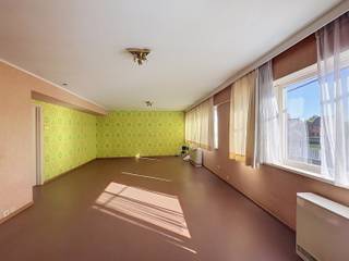 <p>Neem vandaag nog contact op met Sara De Maeyer voor een bezoek via: https://mijnhuurprofiel.be/property/99133e27-5ca9-45ce-9618-fd0612e23b15</p><p><br /></p><p><strong>Appartement in Grimbergen, rustig gelegen aan het water en nabij openbaar vervoer en groen.</strong></p><p><br /></p><p>Dit appartement combineert een aangename woonomgeving met een praktische indeling en veel lichtinval. Dankzij de ligging aan de rand van het water en vlak bij bos en park geniet je hier van een groene en ontspannen sfeer. De twee volwaardige slaapkamers, waarvan één met ingemaakte kasten. Bovendien beschikt het appartement over een EPC-label C. Het appartement zal ook nog geschilderd worden.</p><p><br /></p><p><strong>Belangrijkste ruimtes:</strong></p><p>• Inkomhal met vlotte toegang tot de verschillende ruimtes</p><p>• Ruime woonkamer (40,12 m²) met veel lichtinval</p><p>• Keuken (7,11 m²) uitgerust met keramische kookplaat, oven, vaatwasser en koelkast met vriesvak</p><p>• Veranda (14,18 m²) met aangename connectie naar het terras</p><p>• Zuidwestgericht terras om optimaal van de zon te genieten</p><p>• Slaapkamer (14,61 m²)</p><p>• Slaapkamer (14,2 m²) met ingemaakte kasten</p><p>• Badkamer (6,3 m²) met douche, ligbad en aansluitingen voor wasmachine en droogkast</p><p>• Apart toilet</p><p><br /></p><p><strong>Troeven:</strong></p><p>• Rustige ligging aan het water in Grimbergen</p><p>• Zuidwestgericht terras en ruime veranda</p><p>• Nabij openbaar vervoer, bos en park</p><p><br /></p><p>Neem vandaag nog contact op voor een bezoek.</p><p><br /></p><p>JOUW DROOMAPPARTEMENT. ZO GEV</p>