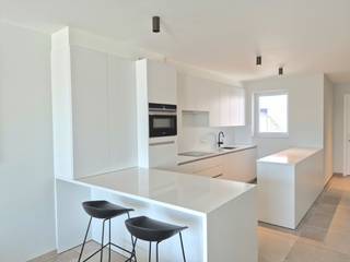 Appartement spacieux et économe en énergie avec grandes terrasses et 4 chambres à vendre au cœur de Koksijde-Bad.<br />Ce luxueux appartement en duplex est situé aux 2 derniers étages de la résidence moderne Monico, en plein centre de Koksijde-Bad, à proximité des commerces et près de la plage de Koksijde.<br />Cet appartement meublé a été fini avec des matériaux de la plus haute qualité et comprend :<br /><br />Au quatrième étage :<br />Entrée, cuisine spacieuse avec finitions haut de gamme, salon donnant sur la grande terrasse (9,75 m²) surplombant la Zeelaan avec vue latérale sur la mer, vestiaire, toilettes, très grande chambre principale avec placards intégrés donnant sur la deuxième terrasse de 12 m² où vous pourrez profiter du soleil de l'après-midi et du soir, salle de bain avec toilettes, baignoire et douche à l'italienne, et une deuxième chambre équipée de placards intégrés.<br /><br />Au cinquième étage :<br />Débarras avec buanderie pour sèche-linge et machine à laver, deuxième salle de bain avec douche à l'italienne, toilettes, troisième chambre avec placards intégrés et une quatrième chambre/espace hobby avec placards intégrés donnant sur la très grande terrasse sur le toit de 55 m² avec une vue imprenable sur Koksijde-Bad.<br /><br />Une double box de garage avec emplacement peut être achetée avec l’appartement.