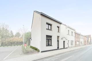 Te koop: volledig gerenoveerd halfopen huis in het centrum van Baasrode, op korte wandelafstand van supermarkt, openbaar vervoer en scholen.Deze...