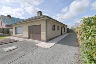 Deze degelijke bungalow combineert een vlotte bereikbaarheid met een landelijke ligging.<br /><br />Via de inkomhal met gastentoilet komt u in de lichtrijke leefruimte, die naadloos aansluit op de ruime leefkeuken met praktische koele berging. Verder beschikt de woning over drie volwaardige slaapkamers en een badkamer.<br />De inpandige garage aanwezig. <br /><br />Geniet bovendien van prachtige vergezichten, zowel aan de voor- als achterzijde van de woning.<br /><br />Kortom, een eigendom boordevol potentieel.
