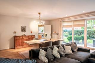 In een rustige, doodlopende straat en toch dicht bij het centrum van Willebroek, ontdek je deze charmante en instapklare villa. Een ideale gezinswoning met veel privacy, moderne technologie en een zonnige tuin. Voor dierenliefhebbers is er aanvullend een grote weide van circa 4,2 hectare tegenover de woning optioneel bij te kopen.<br /><br />Via de warme en uitnodigende inkomhal met gastentoilet kom je binnen in de lichtrijke leefruimte, afgewerkt met een elegante eikenhouten vloer en een prachtige open haard als eyecatcher. De grote ramen zorgen voor veel natuurlijke lichtinval en geven rechtstreeks toegang tot de zuidgerichte tuin — een heerlijke plek om in alle rust te genieten.<br /><br />De keuken is uitgerust met kwalitatieve toestellen en sluit aan op een praktische wasplaats. Vanuit de keuken bereik je tevens de inpandige dubbele garage, waar een warmtekrachtcentrale van Viessmann (2020) staat. De temperatuur en huishoudtoestellen kunnen vanop afstand bediend worden dankzij de slimme wifi-koppeling. Buiten is een elektrische laadpaal aanwezig waarmee je wagen binnen vier uur volledig oplaadt.<br /><br />Op de verdieping bevinden zich vier ruime slaapkamers, allemaal voorzien van ingebouwde kasten. De luxueuze badkamer is afgewerkt met Carrara-marmer en uitgerust met jacuzzi en dubbele wastafel. Daarnaast is er nog een aparte douchekamer. Via de vierde slaapkamer is de zolder van circa 16 m² toegankelijk — ideaal als extra opslag.<br /><br />Deze woning biedt niet alleen ruim wooncomfort, maar ook uitgebreide beveiliging: camerabewaking en een alarminstallatie verbonden met de meldkamer zijn aanwezig.<br /><br />Troeven op een rij<br />• Gelegen in een doodlopende straat: zeer rustig en kindvriendelijk<br />• 4 ruime slaapkamers met ingebouwde kasten<br />• Lichtrijke leefruimte met open haard en eikenhouten vloer<br />• Keuken met kwalitatieve toestellen + aansluitende wasplaats<br />• Dubbele garage met warmtekrachtcentrale (2020)<br />• Elektrische laadpaal buiten<br />• Domotica &amp; bediening toestellen op afstand<br />• Zonnige zuidgerichte tuin met terras<br />• Camerabewaking + alarminstallatie<br />• Optionele weide van ca. 4,2 hectare, ideaal voor paarden of dieren<br /><br />Deze villa combineert een rustige ligging, hoogwaardige afwerking en unieke uitbreidingsmogelijkheden.