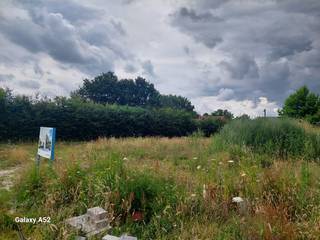 Bouwgrond te koop voor een open bebouwing met totale oppervlakte van 361m² en die zuidwestelijk gericht is. De grond ligt op het einde van...