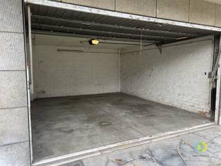 Bien située à Laeken, à proximité des quartiers Pagodes et De Wand, vous trouvez ce garage exceptionnellement spacieux. Son emplacement est...
