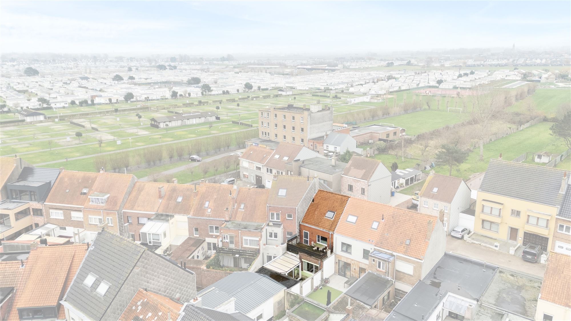  Ruime rijwoning met 5 slaapkamers en tweewoonst-indeling op topligging in Bredene - foto 4