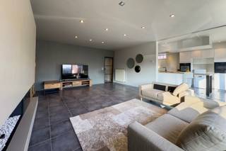 In de charmante dorpskern van Eke bevindt zich dit ruime duplex appartement, dat een perfecte combinatie biedt van comfort, ruimte en een...
