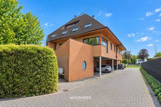 <p>Discover this well-maintained and practically laid-out two-bedroom apartment, located on the first floor. The combination of a spacious living area, an open kitchen, a sunny terrace, and various storage spaces creates a comfortable and functional living environment.</p><p>The living area is accessed through the apartment’s entryway. Thanks to its large windows, the spacious living room enjoys an abundance of natural light and easily accommodates both a cozy sitting area and a full-sized dining area. The open layout creates a pleasant sense of connectedness, while the many windows foster a fresh and inviting atmosphere. From the living room, you have access to the terrace, a lovely outdoor space.</p><p>Adjacent to this is the open kitchen, equipped with ample counter and cabinet space. Thanks to its direct connection to the dining and living areas, the kitchen remains an integral part of daily life.&#x20;</p><p>The apartment features a full-sized master bedroom and a second, more compact bedroom. This room is perfect for use as a children’s room, guest room, or home office, offering the necessary flexibility.</p><p>The bathroom is equipped with both a bathtub and a separate shower and also features a double vanity. The toilet is located separately, offering extra comfort for residents and visitors.</p><p>The apartment also includes a functional storage room with a connection for a washing machine. The property also comes with a separate private storage unit. Bicycles can be safely stored in the bike storage area.</p><p>You’ll also enjoy a major advantage when it comes to parking: the apartment comes with a covered parking space, so your car can always be parked easily and sheltered.</p><p>Thanks to the combination of two bedrooms, a spacious living room, the terrace, the covered parking space, and the various storage options, this apartment is an attractive choice for first-time buyers, couples, small families, or investors.</p><p>Simply request a tour online, by phone at 09 310 77 07, or by email at info@woonhoekvastgoed.be</p>