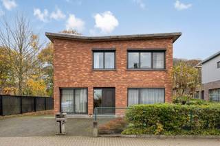 In het centrum van Belsele bieden wij u deze woning met heel veel potentieel op circa 1.673 m² grond aan. Nabijheid winkels, scholen, bus-aansluiting...<br />Inkomhal, ruime living met OH, aparte ingerichte keuken met bijhorende badkamer ( douchecabine, toilet en lavabo-meubel ). Apart bureel dat ook als extra slaapkamer op het gelijkvloers kan gebruikt worden. Ruime veranda met aanpalend terras. Magazijn met sectionaal poort van circa 54 m² ( ideaal voor de doe-het-zelver of kleine zelfstandige ) Tuinhuis, vijver, grote tuin met groenaanleg. Op de 1ste verdieping hebben we 3 slaapkamers en badkamer met ligbad, toilet en lavabo-meubel.<br />Mits de nodige aanpassing maak je hier uw droomwoning van!<br />Ideaal ook voor de kleine zelfstandige.<br />Maak nu uw afspraak via olivier@immo-en-cie.be of 0475/970.780