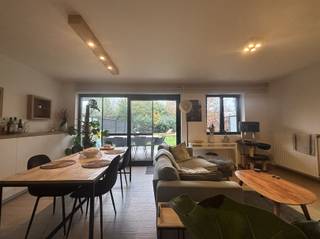   Cet appartement spacieux de plain-pied se trouve dans le Buizegemhof, un quartier calme d'Edegem. Aménagement :On entre par le hall d'entrée,...