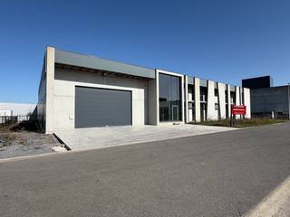 Samenvatting: * Perceel van ± 20 are * Bedrijfshal ± 700 m² met ±6 meter vrije hoogte * Atelier/opslagruimte ± 60 m² (hoogte ca. 3m10) * Uitgeruste...