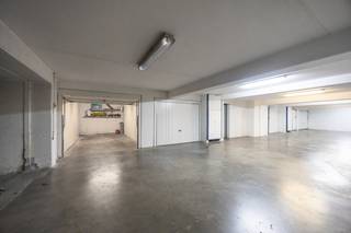 Deze garagebox in <strong>residentie St.-Maxime</strong>, gelegen in het gegeerde domein <strong>Golf Azûr</strong> in Middelkerke, bevindt zich op wandelafstand van het strand en de zeedijk.<br />Een uitstekende opportuniteit op een <strong>TOPlocatie</strong>, ideaal voor wie extra parkeerruimte zoekt of wil investeren aan de kust.<br /><br /><strong>Kenmerken:</strong>
<ul>
<li>Gelegen op verdieping -1</li>
<li>Oppervlakte: 15,50 m²</li>
<li>Afmetingen: 2,75 m breed x 5,63 m diep</li>
<li>Hoogte garagepoort: 1,86 m</li>
</ul>
Deze garagebox is perfect voor <strong>eigen gebruik of als rendabele investering.</strong><br />Interesse? Neem vandaag nog contact op en plan uw bezoek!