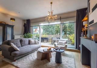 <p>Ontdek deze charmante en veelzijdige woning in het centrum van Itterbeek. De woning werd in 2011 gerenoveerd en biedt dankzij de indeling tal van mogelijkheden: wonen en werken combineren, de handelsruimte behouden of de volledige woning inrichten als ruime eengezinswoning.</p><p>Op het gelijkvloers bevindt zich momenteel een sfeervol ingerichte commerciële ruimte, die echter perfect kan worden geïntegreerd in de woning. Deze ruimte leent zich uitstekend als extra leefruimte, bureau, hobbyruimte of bijkomende slaapkamers. Verder zijn er een berging en een privatieve inkomhal met toilet, die toegang geeft tot de verdiepingen.</p><p>De eerste verdieping vormt het aangename leefgedeelte en omvat een gezellige leefruimte met toegang tot het terras, een volledig vernieuwde en ingerichte keuken en een aparte eetruimte. Aansluitend bevinden zich een ruime berging/bijkeuken en een afzonderlijk toilet.</p><p>Op de tweede verdieping bevinden zich twee ruime slaapkamers, een badkamer met inloopdouche en een dressing/bureauruimte met toegang tot een derde slaapkamer met praktische inbouwkasten.</p><p>De woning is bovendien volledig onderkelderd, wat zorgt voor extra bergruimte.</p><p>Ook buiten heeft deze woning heel wat te bieden. Er is een gezellig tuintje met loungegedeelte, ideaal om in alle rust te genieten van het buitenleven. Een tuinberging zorgt bovendien voor extra praktische bergruimte.</p><p>De combinatie van een commerciële ruimte en een volwaardige gezinswoning maakt dit pand bijzonder interessant voor zelfstandigen, ondernemers of wie wonen en werken wil combineren. Dankzij de flexibele indeling kan het pand echter ook volledig als eengezinswoning worden ingericht.</p><p>Een belangrijke troef is het zeer goede EPC-label B, wat bijdraagt aan het energiezuinige karakter van de woning.</p><p>Een veelzijdige en instapklare woning met karakter, een aangename buitenruimte en tal van mogelijkheden, gelegen op een centrale locatie in het hart van Itterbeek.</p>