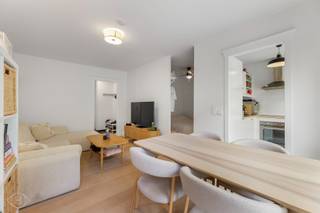 Wij stellen u graag deze studio voor, gelegen aan de Fonteinstraat 135, op de tweede verdieping van een goed onderhouden residentie. De studio bevindt zich op een centrale ligging in Leuven, nabij verschillende bushaltes en op wandelafstand van de bruisende Brusselsestraat, met tal van winkels, een bakker, slager en andere voorzieningen. Ook Gasthuisberg en diverse campussen bevinden zich op een boogscheut, wat deze locatie bijzonder interessant maakt. U betreedt de studio via de inkomhal, die toegang geeft tot de lichtrijke leefruimte met grote raampartijen. Deze zorgen voor een aangenaam ruimtegevoel en een overvloed aan natuurlijke lichtinval. Aansluitend bevindt zich het zuidwest-georiënteerde terras, een fijne extra buitenruimte waar u volop van de zon kunt genieten. De keuken is praktisch ingericht en sluit mooi aan bij de leefruimte. Verder beschikt de studio over een verzorgde badkamer en een afgesloten slaapruimte. Dankzij het gunstige EPC-label B woont u bovendien energiezuinig. Een bijkomende troef is de aanwezigheid van een private kelderberging, die zorgt voor extra opbergruimte. De studio kan indien gewenst bemeubeld aangekocht worden. Kortom, een mooie opportuniteit op een uitstekende locatie, ideaal als studentenverblijf voor studerende kinderen, als investering of als starterswoning. Interesse? Contacteer ons via info@homies.be of 016 22 82 22.<br />