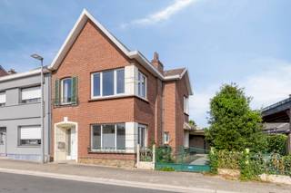 Zeer solide te renoveren half-open bebouwing te Hekelgem. De woning is rustig gelegen in nabijheid van winkels/warenhuizen, openbaar vervoer,...