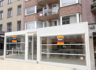 Multifunctioneel modern handelspand te huur , gelegen op een strategische ligging te Oostduinkerke bad. Dit makkelijk bereikbaar pand heeft een gelijkvloerse opp. van 320 m² en heeft zeezicht vanuit de Leopold II laan en kijkt uit op de Albert I laan.<br />Bijkomend is er nog een buitenterras van maar liefst 70 m².<br />Ideaal voor de uitbating van een leuk horecaconcept. Koer en kelder aanwezig.<br />De maandelijkse huurprijs bedraagt 3.950 Euro + onr. voorh. + kosten.<br />Benieuwd naar dit bedrijfsvastgoed te huur aan de Belgische Kust in Oostduinkerke?<br />Contacteer info@immodelestre.be of 054 33 62 52.