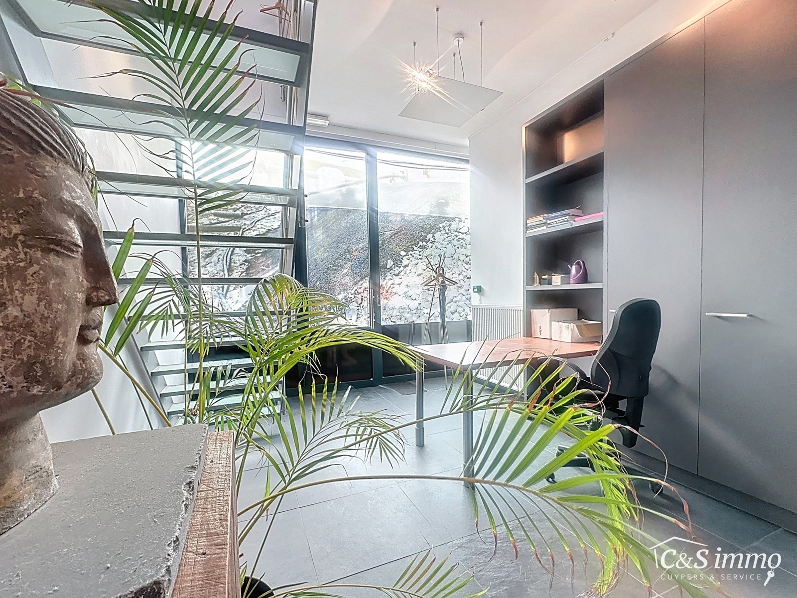 Te huur: instapklaar handelspand met kantoorinrichting en mezzanine – onmiddellijk beschikbaar – toplocatie op het Eilandje - foto 1