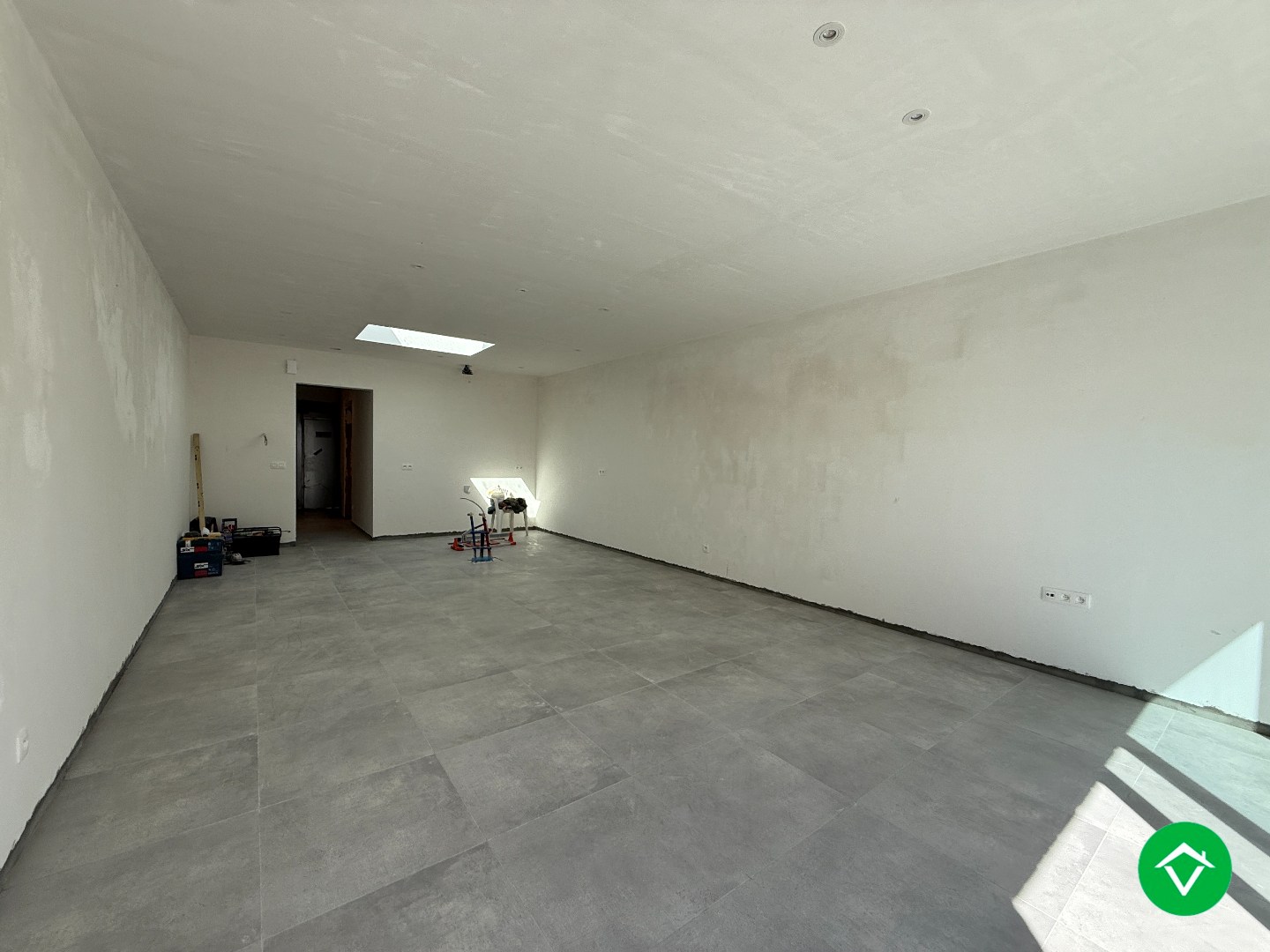 Centraal gelegen nieuwbouwwoning met 3 slaapkamers, tuin en overdekte autostaanplaats - foto 5