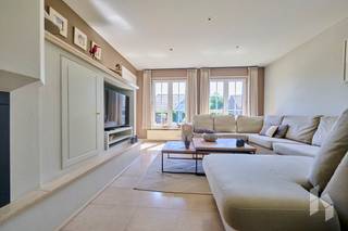 Ruime, instapklare woning (270 m²) met een lichtrijke leefruimte, 4 slaapkamers, 2 badkamers en een inpandige garage.<br />Vanuit de veranda heb je een mooi zicht op de aangelegde tuin, deze beschikt over 2 terrassen en een tuinhuis.<br />Het volledige perceel heeft een oppervlakte van 726 m² en is gelegen in een aangename buurt nabij het centrum van Lommel.<br /><br /><strong>INDELING:</strong><br /><strong>Gelijkvloers:</strong> inkomhal, woonkamer, keuken, veranda, badkamer met toilet, wasplaats, garage<br /><strong>Eerste verdieping: </strong>nachthal, 4 slaapkamers, badkamer <br /><br /><strong>BIJZONDERHEDEN:</strong><br />- Ruim &amp; instapklaar;<br />- houtkachel in woonkamer;<br />- zolder &amp; kelder aanwezig;<br />- elektriciteit conform;<br />- zonnepanelen (3.250 Wp);<br />- rolluiken.<br />- centrale ligging.