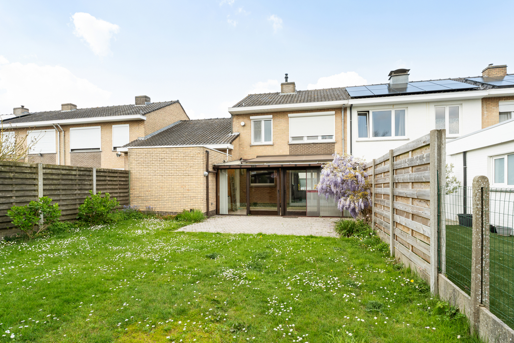 Lichtrijke woning met 4 slaapkamers, garage en verzorgde tuin. - foto 4