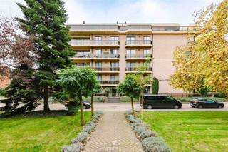 <p><span>SINT-NIKLAAS - Vous êtes à la recherche d'un appartement situé au centre et prêt à l'emploi avec une grande terrasse ensoleillée ? Cet appartement est fait pour vous !</span></p><p><span> </span></p><p><span>Les principaux atouts en bref :</span></p><p><span>- Situation calme et en plein centre</span></p><p><span>- Rénovation récente</span></p><p><span>- Terrasse spacieuse orientée sud-ouest (soleil toute la journée !)</span></p><p><span>- Possibilité d'acheter 2 box de garage</span></p><p><span>- Très bon rendement énergétique (label EPC B)</span></p><p><span> </span></p><p><span>Cet appartement bénéficie d'une situation très centrale, à proximité du centre de Saint-Nicolas, de la gare et de nombreux commerces. </span></p><p><span> </span></p><p><span>Situé dans le quartier recherché de 'Lavenderpark', dans une résidence très bien entretenue. </span></p><p><span> </span></p><p><span>L'appartement se trouve au deuxième étage et est accessible par ascenseur. </span></p><p><span> </span></p><p><span>Une fois entré par le spacieux hall d'entrée, c'est la luminosité de l'espace de vie qui attire immédiatement le regard, grâce aux grandes fenêtres donnant sur la terrasse (11m²). </span></p><p><span>Attenante à l'espace de vie se trouve la cuisine entièrement équipée avec un espace de rangement très pratique. Si vous avez encore besoin d'espace de stockage, il y a un espace de stockage supplémentaire au sous-sol. </span></p><p><span> </span></p><p><span>Il y a également 2 chambres spacieuses, des toilettes pour les invités et une salle de bain avec baignoire, double lavabo et toilettes supplémentaires. </span></p><p><span>Il y a également une pièce intérieure supplémentaire qui peut servir de dressing, de bureau,...</span></p><p><span> </span></p><p><span>Sous terre, en plus de la salle de stockage au sous-sol, il y a également un garage fermé. </span></p><p><span> </span></p><p><span>Vous souhaitez vivre dans un espace spacieux, très central, tout en profitant du calme et de la tranquillité ? </span></p><p><span> </span></p><p><span>Contactez vite Axel Lenaerts Waasland pour une visite ! VP  249.000 (appartement) +  25.000 (garage box).</span></p><p><span> </span></p>