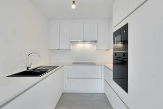 Ontdek dit volledig gerenoveerde appartement op een absolute toplocatie in het bruisende centrum van Roeselare. Gelegen op de 5e verdieping en toegankelijk via de Markt, geniet u hier van alle voorzieningen op wandelafstand: winkels, horeca, openbaar vervoer en tal van andere faciliteiten. Dankzij de lift bereikt u het appartement moeiteloos.<br /><br />Het appartement werd met veel oog voor detail en hoogwaardige materialen afgewerkt. De stijlvolle, volledig uitgeruste keuken vormt het hart van de woning en sluit naadloos aan op de lichtrijke leefruimte. De elegante stalen deur geeft het interieur een moderne en luxueuze uitstraling. Bovendien is het appartement volledig geschilderd, voorzien van comfortabele vloerverwarming en vernieuwde aluminium ramen, waardoor u meteen zorgeloos kunt intrekken.<br /><br />Indeling:<br /><br />Inkomhal met apart gastentoilet<br />Ruime en lichtrijke leefruimte met zit- en eethoek<br />Luxe, volledig uitgeruste keuken<br />Praktische berging met aansluiting en plaats voor wasmachine en droogkast<br />2 volwaardige slaapkamers<br />Stijlvolle badkamer met inloopdouche<br />2 balkons<br /><br />Extra troeven:<br /><br />Volledig gerenoveerd en instapklaar<br />Vloerverwarming<br />Vernieuwde aluminium ramen<br />Lift aanwezig<br />Mogelijkheid tot aankoop van een autostaanplaats in de kelder<br />Toegang via de Markt<br /><br />Opmerking: Tegen de authentieke akte worden nog enkele laatste afwerkingspunten uitgevoerd, zodat het appartement volledig afgewerkt wordt opgeleverd.<br /><br />Bent u op zoek naar een luxueus afgewerkt, energiezuinig en volledig instapklaar appartement op een absolute toplocatie in Roeselare? Dan is dit appartement beslist een bezoek waard. Neem vandaag nog contact met ons op voor een bezichtiging.<br /><br />Bestuursmaatregelen in het maatregelenregister: nee<br /><br />Deze AI-visualisaties zijn bedoeld als inspiratie. Er werd geen rekening gehouden met technische specificaties, stedenbouwkundige voorschriften of de concrete mogelijkheden tot realisatie.
