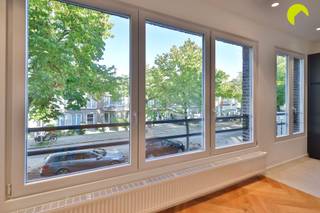 <p><span>Dit volledig gerenoveerde appartement vinden we in een kleinschalig gebouw met zeer lage maandelijkse kosten in de gegeerde Oosterveld-woonwijk.</span></p><p><span>Een mede-eigenaar doet de verdeling van het water en de meters van gas en elektriciteit zijn privaat!</span></p><p><span>De centrale ligging in de zuidrand van Antwerpen, met een optimale verbinding naar invalswegen en de omliggende dorpskernen biedt een goede bereikbaarheid maar garandeert rustig residentieel wonen.</span></p><p><span> </span></p><p><span>Indeling:</span></p><p><span>We nemen de trap tot de eerste verdieping en komen binnen in de centrale hal met vestiairekast en gastentoilet met handenwasser. De mooie parketvloer van de woonkamer en slaapkamers valt meteen op.</span></p><p><span>Vooraan vinden we de lichtrijke leefruimte met aansluitend de open keuken, welke is voorzien van alle nodige toestellen (koelkast, diepvriezer, oven, microgolfoven, vaatwasser, inductie-kookplaat en dampkap) en een groot werkeiland.</span></p><p><span>Via de hal bereiken we achteraan de twee slaapkamers, waarvan de rechte toegang biedt tot het zuidgerichte terras. Dit werd voorzien van een grote opengaande raampartij waardoor het hier van alle seizoenen optimaal kan genieten. Hier is ook de aansluiting voor wasmachine en droogkast voorzien.</span></p><p><span>De badkamer is ingericht met een inloopdouche en een stijlvol lavabomeubel.</span></p><p><span>Bij het appartement horen tevens nog twee handige kelderbergingen.</span></p><p><span> </span></p><p><span>Kortom een appartement voor al wie gesteld is op comfort en stijl op een zeer gunstige locatie!</span></p><p><span> </span></p><p><span>Graag som ik voor u nog even de troeven op van dit eigendom:</span></p><ul><li><span>100% gerenoveerd en zeer mooi afgewerkt met kwalitatieve materialen</span></li><li><span>Condensatieketel, ramen met hoogrendementsglas, conforme elektriciteit en asbestveilig!</span></li><li><span>Optimale lichtinval dankzij de grote raampartijen</span></li><li><span>Kleinschalig en rustig gebouw met lage gemeenschappelijke kosten</span></li></ul><p><span> </span></p><p><span>EPC: 137 kWh/m² jaar (B-label)</span></p><p><span>P-score A - G-score A</span></p><p><span> </span></p><p><span>Voor een bezoek ter plaatse kan u ons contacteren op het nummer 03 449 42 41 of mail ons via hallo@habicom.be</span></p><p><span>Benieuwd naar de waarde van jouw woning? Check het gratis op www.watismijnhuiswaard.be </span></p>