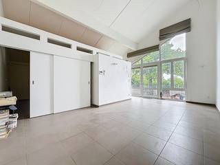 In de 3 Beuken residentie, niet ver van het centrum van Kontich, vinden we deze luxueuze service flat terug.<br />De residentie is gebouwd in 2012 en beschikt over alle moderne voorzieningen.<br /><br />Hier vind je alles terug om een zorgeloze oude dag door te brengen. Het appartement is luxueus ingericht en is zo’n 60m2 groot.<br /><br />Het bestaat uit een ruime leefruimte met afgeschermde open keuken. Daarnaast ligt de badkamer en slaapkamer met schuifdeur.<br />Het ruim terras is de kers op de taart!<br /><br />Het appartement bevindt zich op de 2e verdieping, bereikbaar met de lift en de trap.<br />De residentie zelf beschikt over een zwembad, sauna, jacuzzi, fitness centrum, cafetaria, petanque-baan, etc. Uiteraard is er ook de permanentie van het zorgpersoneel!<br /><br />Goed om te weten: dit appartement wordt ook te koop aangeboden. Formule huur-koop mogelijk, we geven je graag meer uitleg hierover tijdens een bezoek ter plaatse.<br /><br />Kom snel kijken!<br /><br />EPC : 211kWh/m2 (Label C)<br />G-Score : A - P-Score : A<br />Maandelijkse provisie gemeenschappelijke kosten : € 80,-<br /><br />Opgelet : Foto 6 - 8 - 13 - 17 - 22 en 26 zijn virtuele impressies.<br /><br />Dit is niet wat U zoekt ? Al gehoord van AANKOOPBEGELEIDING ? Wij zoeken, bezoeken en onderhandelen mee met U voor eigendommen die worden aangeboden door particulieren, andere makelaars, of die zelfs (nog) niet te koop staan? Hoe doen we dit? Vraag meer informatie over aankoopbegeleiding via info@dehuisleverancier.be of 0489/069.000<br /><br />de Huisleverancier : Persoonlijk, voor iedereen Service, Kwaliteit en Vertrouwen !<br />