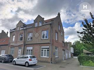 Dit stijlvolle herenhuis werd <strong>volledig ingericht</strong> en succesvol uitgebaat als<strong> vakantiewoning</strong> en beschikt over maar liefst <strong>5 ruime slaapkamers en 5 badkamers</strong>, wat garant staat voor optimaal comfort en privacy voor elke gast.<br /><br />De woning is <strong>volledig operationeel voor vakantieverhuur </strong>en beschikt over een <strong>officieel goedgekeurde toeristische logiesfunctie </strong>toegekend door de <strong>gemeente Koksijde</strong>. Daarnaast is het pand volledig <strong>in orde met de geldende regelgeving</strong>: het is ingeschreven bij <strong>Toerisme Vlaanderen</strong> en beschikt over een<strong> geldig brandveiligheidsattest</strong>.<br /><br />Dankzij de doordachte indeling en complete inrichting biedt deze eigendom een uitstekend verhuurpotentieel met aantrekkelijk rendement. Dit maakt het pand bijzonder interessant voor investeerders die op zoek zijn naar een vastgoedopportuniteit met onmiddellijke exploitatiewaarde én verdere groeimogelijkheden.<br /><br /><u><strong>Belangrijkste troeven</strong></u>
<ul>
	<li>Karaktervol herenhuis</li>
	<li>5 volwaardige slaapkamers &amp; 5 badkamers</li>
	<li>Volledig ingericht en instapklaar voor vakantieverhuur</li>
	<li>Officieel goedgekeurde toeristische logiesfunctie</li>
	<li>Ingeschreven bij Toerisme Vlaanderen</li>
	<li>Geldig brandveiligheidsattest</li>
	<li>Sterk rendements- en investeringspotentieel</li>
</ul>
Deze eigendom vormt een unieke kans voor wie wil investeren in toeristisch vastgoed met schaalbaarheid, of voor wie op zoek is naar een ruime woning met een veelzijdige invulling.<br /><br />📩 <strong>Meer info of bezoek?</strong> Contacteer ons gerust.