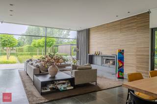 Mooie instapklare hedendaagse villa met alle modern comfort en ruimte. Bestaande uit een inkomhall met vestiaire, living met eetplaats en...