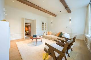 Op één van de meest iconische en begeerde locaties in het hart van Brugge — het idyllische Sint-Jansplein, vlak bij de Markt, de schouwburg en...