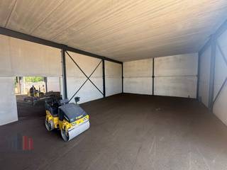 <strong>Nieuwbouw KMO-unit</strong> te koop met een oppervlakte van <strong>446 m² </strong>met <strong>216 m² kantoorruimte</strong> en <strong>7 privatieve parkeerplaatsen</strong>.<br />De loods maakt deel uit van het bedrijvenpark Buda, een modern KMO-park gelegen langs de Budasteenweg 26 in Machelen, op een strategische locatie vlakbij de Ring van Brussel (R0). Dit biedt uitstekende verbindingen naar zowel het centrum van Brussel als belangrijke autosnelwegen, ideaal voor bedrijven die mobiliteit en logistieke efficiëntie centraal stellen.<br /><br />Binnen het park kan een <strong>nieuwbouwproject van +/- 1.480 m²</strong> gerealiseerd worden, volledig op maat van de koper. Het gebouw biedt tal van mogelijkheden: het kan als één geheel worden ontwikkeld of opgesplitst worden in meerdere units, afhankelijk van de specifieke noden van de eindgebruiker. Hierdoor is het project geschikt voor zowel kleine als middelgrote bedrijven, actief in uiteenlopende sectoren. Daarnaast bestaat de mogelijkheid om een mezzanine toe te voegen, wat extra flexibiliteit biedt in het gebruik van de ruimte.<br /><br />De combinatie van flexibiliteit in bouwopties, een toplocatie vlakbij logistieke en economische hubs, en een aantrekkelijke, professionele omgeving maakt Bedrijvenpark Buda een uitstekende keuze voor groeiende ondernemingen.<br />Mogelijkheid tot aankopen van privatieve parkeerplaatsen. Ruime parkeermogelijkheid op het verharde terrein.<br /><br />Voor meer informatie, plannen of een vrijblijvend plaatsbezoek kan u terecht bij <strong>PANORAMA B2B</strong> op <strong>0477 30 40 05</strong>