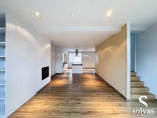 BEZOEKMOMENT 9/12 VOLZET<br /><br />Deze centraal gelegen, energiezuinige woning (label A) biedt een ideaal wooncomfort voor wie op zoek is naar ruimte, licht en functionaliteit. Bij het binnenkomen treft u een praktische inkomhal, apart toilet en een aparte wasplaats. De lichtrijke leefruimte (met haardvuur) sluit naadloos aan op de volledig uitgeruste keuken, die bovendien toegang biedt tot een ruime kelder.<br /><br />Op het tussenverdiep bevindt zich een handige bureauruimte – perfect voor thuiswerk. Het eerste verdiep omvat drie volwaardige slaapkamers en een verzorgde badkamer met zowel ligbad als douche. De zolder biedt extra bergruimte.<br /><br />Buiten geniet u van een zonnige, onderhoudsvriendelijke tuin met tuinberging – ideaal om tot rust te komen.