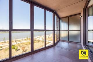 <p><span>Exclusief nieuwbouwappartement met winter- en zomerterras en zicht op de Schelde !</span></p><p><span>Welkom in dit prachtige 2-slaapkamerappartement op de 4de verdieping aan de Ledeganckkaai 31, gelegen in het prestigieuze Nieuw Zuid. Hier woont u in een architecturaal sterk gebouw, ontworpen door het gerenommeerde architectenbureau Robbrecht en Daem, met de Schelde als dagelijks decor.</span></p><p><span>De architectuur van het gebouw haalt inspiratie uit het Panch Mahal-paleis in Fatehpur Sikri, een indrukwekkend zestiende-eeuws paviljoen in India. Deze inspiratie vertaalt zich in een karaktervolle architectuur en een warme, donkerrode gevel in Indische zandsteen. Het materiaal werd bovendien ook gebruikt voor de gevel van het MAS. Een bijzondere architecturale signatuur die het gebouw een eigen identiteit geeft binnen het moderne Nieuw Zuid.</span></p><p><span>Het appartement zelf combineert deze architecturale kwaliteit met hedendaags wooncomfort. Met twee slaapkamers, een ruim winterterras, een groot zomerterras, EPC-label A en een overvloed aan natuurlijk licht is dit een woning die zowel qua uitstraling als woonbeleving weet te overtuigen.</span></p><h3><span>Nieuw Zuid: hedendaags wonen aan de Schelde</span></h3><p><span>Nieuw Zuid is uitgegroeid tot één van de meest gegeerde woonbuurten van Antwerpen. U woont hier in een groene en hedendaagse stadsomgeving, op wandelafstand van de Scheldekaaien en met het historische stadscentrum, het Zuid en tal van winkels, restaurants en culturele voorzieningen binnen handbereik.</span></p><p><span>De combinatie van moderne architectuur, openbare ruimte en de nabijheid van de Schelde zorgt hier voor een bijzonder aangename woonomgeving.</span></p><h3><span>Indeling</span></h3><p><span>Met de lift bereikt u de 4de verdieping. Vanuit de inkomhal worden alle ruimtes met elkaar verbonden en valt meteen de doorlopende parketvloer op, die zorgt voor een warme en elegante uitstraling.</span></p><p><span>Via de stijlvolle gietijzeren deur betreedt u de leefruimte. Hier volgt meteen het wow-effect: dankzij de kamerbrede raampartijen geniet u van een indrukwekkend zicht op de Schelde en wordt de ruimte overspoeld door natuurlijk licht.</span></p><p><span>De leefruimte biedt voldoende plaats voor een royale zithoek en een eettafel. De keuken dient nog verder ingericht te worden, waardoor u deze volledig naar eigen smaak kunt vormgeven. Alle nodige nutsvoorzieningen zijn reeds voorzien. Zo creëert u hier zonder compromissen een keuken die perfect aansluit bij uw persoonlijke woonstijl.</span></p><p><span>Aansluitend bevindt zich het ruime winterterras, dat rechtstreeks in verbinding staat met de leefruimte. Dankzij deze ligging kan het terras perfect als een verlengstuk van de woonruimte worden ingericht. Een gezellige leeshoek, een extra zithoek of een stijlvolle thuiswerkplek: de mogelijkheden zijn talrijk. En ondertussen blijft het uitzicht over de Schelde steeds aanwezig.</span></p><p><span>Aan de achterzijde bevinden zich de twee slaapkamers. Beide slaapkamers beschikken over een rechtstreekse toegang tot het ruime zomerterras.</span></p><p><span>Het oost-zuidgerichte terras die in verbinding staan met de slaapkamers vormt een heerlijke buitenruimte waar u kunt genieten van de ochtend -en namiddag zon. Een ideale plek voor een rustig ontbijt, een kop koffie of een aperitief in de late namiddag.</span></p><p><span>De badkamer is hoogwaardig en tijdloos afgewerkt met een ruime inloopdouche, dubbele lavabo en beige natuursteen. De keramische tegel met marmerlook zorgt voor een luxueuze uitstraling. Bovendien is er praktisch rekening gehouden met de dagelijkse noden: in de badkamer zijn aansluitingen en ruimte voorzien voor zowel een wasmachine als droogkast.</span></p><p><span>Verder beschikt het appartement over een apart toilet en een praktische technische ruimte.</span></p><h3><span>Een appartement met een uitgesproken karakter</span></h3><p><span>Dit appartement is meer dan een comfortabele woonplek. Het is een combinatie van architecturale kwaliteit, licht, buitenruimte en een bijzondere ligging aan de Schelde.</span></p><p><span>De signatuur van Robbrecht en Daem, de karaktervolle architectuur geïnspireerd op het Panch Mahal-paleis, de hoogwaardige afwerking en de mogelijkheid om de keuken volledig naar eigen smaak in te richten, maken van dit appartement een bijzonder geheel.</span></p><p><span>Hier woont u in het hart van Nieuw Zuid, met de stad binnen handbereik en de Schelde letterlijk als onderdeel van uw dagelijkse leefomgeving.</span></p><h3><span>Troeven</span></h3><ul><li><span>Energiezuinig appartement met EPC-label A</span></li><li><span>Ruim winter/zomer terras aansluitend op de leefruimte</span></li><li><span>Prachtig zicht op de Schelde</span></li><li><span>Karaktervolle gevel in Indische zandsteen</span></li><li><span>Hoogwaardige afwerking</span></li><li><span>Ventilatiesysteem type D</span></li><li><span>Keuken volledig naar eigen smaak in te richten</span></li><li><span>Gelegen op een absolute toplocatie in Nieuw Zuid</span></li></ul><p><span> </span></p><p><span>Een appartement voor wie niet alleen op zoek is naar een woning, maar naar een bijzondere woonbeleving. Architectuur, licht, terrassen en de Schelde komen hier samen op één van de meest aantrekkelijke locaties van Antwerpen. </span></p><p><span> </span></p>